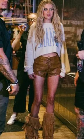 Sudadera extragrande Daydreamer Shania Boots usada por Kelsea Ballerini en su publicación de Instagram del 7 de junio de 2025