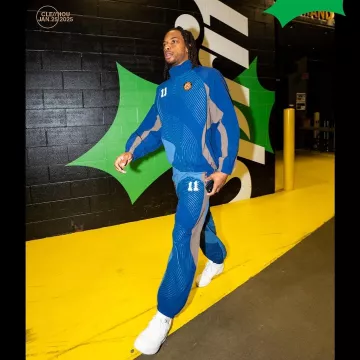 Pantalones deportivos azul marino con el logo S de Supreme usados por Darius Garland en la cuenta de Instagram @cavs