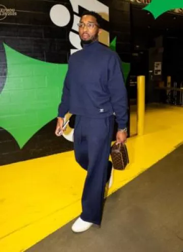 Pull à fausses poches bleu marine Hudson Jeans porté par Donovan Mitchell sur le compte Instagram @cavs