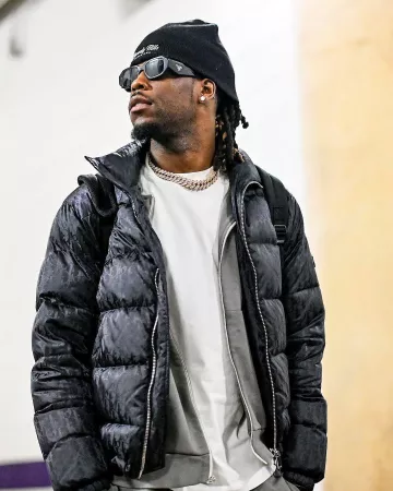 Lunettes de soleil Prada Black Angular Symbole portées par Jerry Jeudy sur le compte Instagram @clevelandbrowns