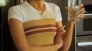 T-shirt côtelé blanc et jaune de Julia Campbell (Anna Lore) dans Destination Finale Bloodlines