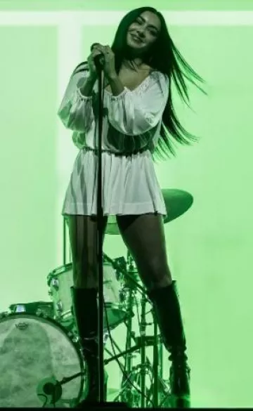 Vestido corto de jersey con volantes de Saint Laurent que lució Charli XCX en el festival We Love Green (publicado el 7 de junio de 2025)