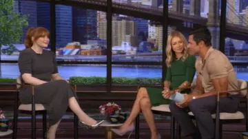 Vestido de cachemira con mangas fruncidas de Frame, usado por Bryce Dallas Howard, como se vio en EN VIVO con Kelly y Mark el 10 de junio de 2025.