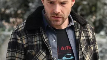 Chaqueta a cuadros de la Grosse Pointe Garden Society, usada por Brett Navson (Ben Rappaport) en la Grosse Pointe Garden Society (temporada 1)