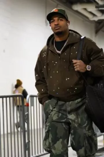 Chaqueta de trabajo Praying Dark Brown Crystal usada por Ja'Marr Chase en la cuenta de Instagram @bengals