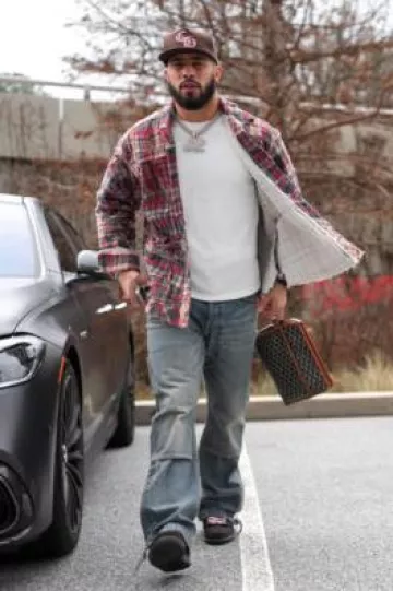 Jean Amiri Clay Indigo Carpenter porté par Jessie Bates III sur le compte Instagram @atlantafalcons