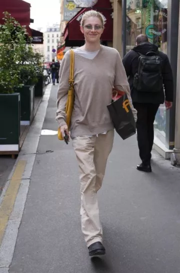Sac Prada Carey porté par Hunter Schafer à Paris le 8 juin 2025