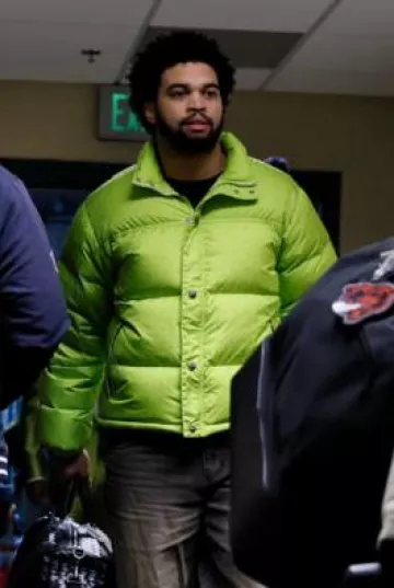 Chaqueta acolchada con monograma cruzado verde neón de Chrome Hearts usada por Caleb Williams en la cuenta de Instagram @chicagobears