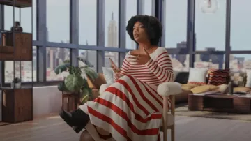 Top Staud de rayas rojas y blancas con hombros descubiertos, usado por Riley Burruss, como se ve en Next Gen NYC (temporada 1, episodio 1)