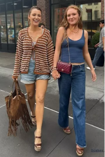 Espadrilles à plateforme Praia de Christian Louboutin portées par Blake Lively sur son post Instagram le 8 juin 2025