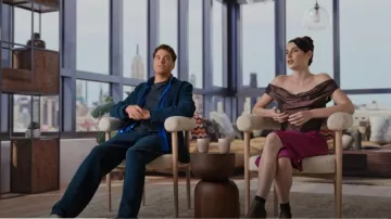 Top corsé de seda con hombros descubiertos de Vivienne Westwood Brown, usado por Georgia McCann en Next Gen NYC (temporada 1, episodio 1)