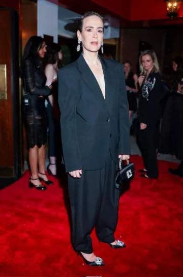 Zapatos de tacón Roger Vivier con hebilla de flores y strass en satén, usados por Sarah Paulson en la fiesta de Tony el 8 de junio de 2025.