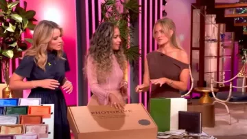 Falda midi de tul con lunares metálicos Zimmermann, usada por Sunny Hostin, en The View el 11 de junio de 2025.