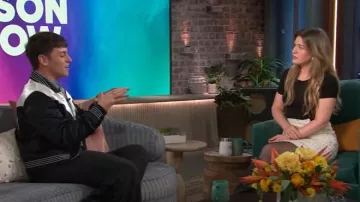 Minifalda de tweed de Karl Lagerfeld, usada por Kelly Clarkson en el desfile de Kelly Clarkson del 5 de junio de 2025.