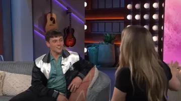 Veste bomber en satin brodée Amiri Music Note portée par Tom Daley dans l'émission The Kelly Clarkson Show du 5 juin 2025