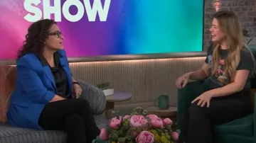 Camiseta de novia inversa de Joan Jett Fighter soñadora usada por Kelly Clarkson como se ve en The Kelly Clarkson Show el 10 de junio de 2025