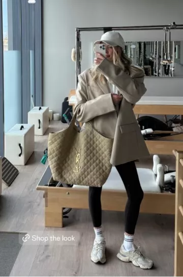 Gorra de Saint Laurent en pana usada por Leonie Hanne en su historia de Instagram el 8 de junio de 2025