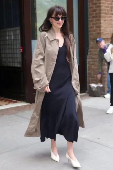 Lunettes de soleil Oliver People x Khaite Oliver 1961C en écorce bordeaux portées par Dakota Johnson à New York le 8 juin 2025