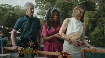 Elie Saab Pochette en cuir ornée de clous portée par Chloe Taylor (Jessica Biel) comme on le voit dans The Better Sister (S01E01)