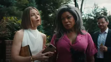 Carolina Herrera Vestido plisado de muaré usado por Catherine Lancaster (Lorraine Toussaint) como se ve en The Better Sister (T01E01)