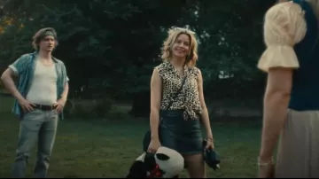 Mia Valentina portée par Nicky Macintosh (Elizabeth Banks) comme on le voit dans The Better Sister (S01E01)