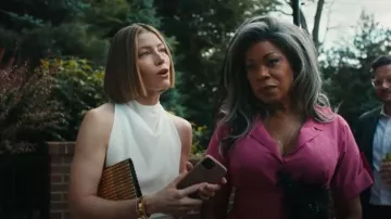 Cartier Mini montre Panthère en or jaune 18 carats portée par Chloe Taylor (Jessica Biel) comme on le voit dans The Better Sister (S01E01)