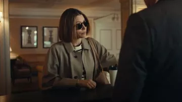 Jil Sander T-shirt à col rond rayé noir/blanc. porté par Chloe Taylor (Jessica Biel) comme on le voit dans The Better Sister (S01E01)