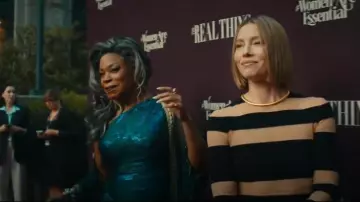 Adrianna Papell Vestido de un solo hombro en jacquard metálico floral verde y azul usado por Catherine Lancaster (Lorraine Toussaint) como se ve en The Better Sister (S01E01)