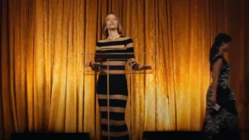 Norma Kamali Robe en queue de poisson épissée, portée par Chloe Taylor (Jessica Biel) comme on le voit dans The Better Sister (S01E01)