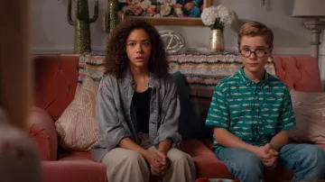 Camisa vaquera oversize de H&M usada por Virginia 'Ginny' Miller (Antonia Gentry) como se ve en Ginny & Georgia (S03E07)