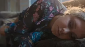 Zimmermann Quatre-vingt-seize volants Robe portefeuille portée par Mia Thorstensson (Tea Stjärne) telle qu’on la voit dans Barracuda Queens (S02E03)