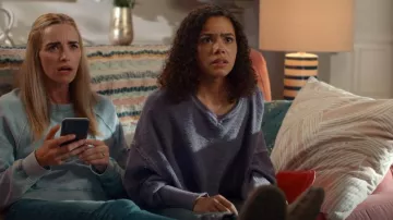 Sudadera de cuello redondo Out From Under Beau usada por Virginia 'Ginny' Miller (Antonia Gentry) como se ve en Ginny & Georgia (S03E07)