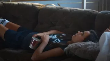 T-shirt H&M PolyCotton porté par Frida Rapp (Sandra Zubovic) comme on le voit dans Barracuda Queens (S02E03)