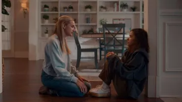 Madre The Dazzler Vaqueros deshilachados de tiro medio y pierna delgada usados por Georgia Miller (Brianne Howey) como se ve en Ginny & Georgia (S03E07)