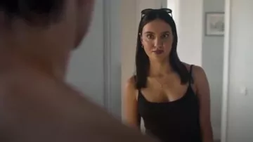 Na-kd Robe noire à bretelles dans le dos portée par Amina Khalil (Sarah Gustafsson) comme on le voit dans Barracuda Queens (S02E04)