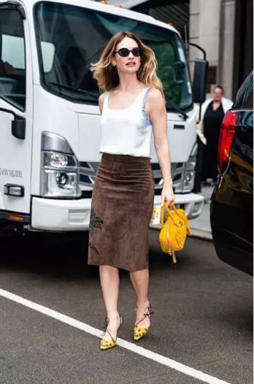 16Falda midi Arlington Dafne usada por Lily James en Nueva York el 9 de junio de 2025