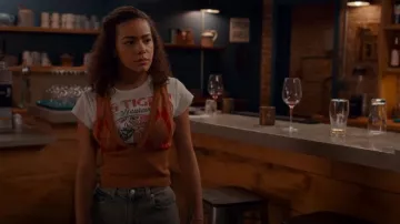 Chaleco de suéter corto marrón Argyle de Urban Outfitters usado por Virginia 'Ginny' Miller (Antonia Gentry) como se ve en Ginny & Georgia (S03E08)