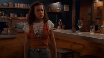Camiseta gráfica blanca de Les Tigres de Urban Outfitters usada por Virginia 'Ginny' Miller (Antonia Gentry) como se ve en Ginny & Georgia (S03E08)