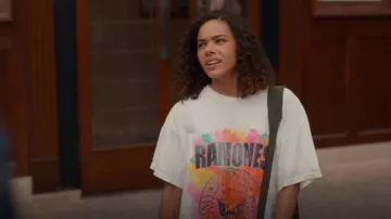 Camiseta gráfica de los Ramones con tintura blanca de color blanco hecha por Virginia 'Ginny' Miller (Antonia Gentry) como se ve en Ginny & Georgia (S03E08)