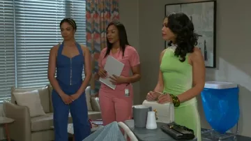 Por.Dyln Ramona Pierna ancha usada por Chelsea Hamilton (Rhonnirose Mantilla) como se ve en Más allá de las puertas (S01E70)