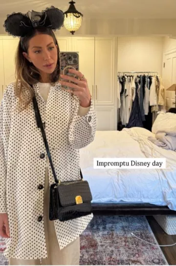 Bandeau Disney the Haunted Mansion Ears porté par Stassi Schroeder sur sa Story Instagram le 9 juin 2025