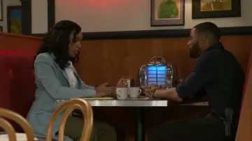 Gabardina de mezclilla Akira Divine Timing usada por Naomi Hamilton Hawthorne (Arielle Prepetit) como se ve en Beyond the Gates (T01E70)