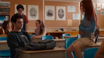 Le T-shirt classique en coton Mountain Bat Head porté par Marcus Baker (Felix Mallard) tel qu’on le voit dans Ginny & Georgia (S03E08)