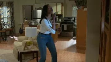 Jean express mid size medium flare porté par Dana « Leslie » Thomas (Trisha Mann-Grant) comme on le voit dans Beyond the Gates (S01E71)