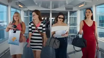 H&M Button-front Pants worn by Lollo Millkvist (Alva Bratt) as seen in Barracuda Queens (S02E06)