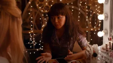 Brandy Melville Vivian Purple Plaid Button Yp Crop Shirt portée par Norah (Chelsea Clark) comme on le voit dans Ginny & Georgia (S03E09)