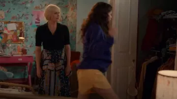 Maje Raprichaine Robe mixte portée par Ellen Baker (Jennifer Robertson) comme on le voit dans Ginny & Georgia (S03E09)
