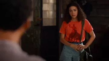 Camiseta delgada con gráfico de Urban Outfitters Not My First Rodeo usada por Virginia 'Ginny' Miller (Antonia Gentry) como se ve en Ginny & Georgia (S03E09)