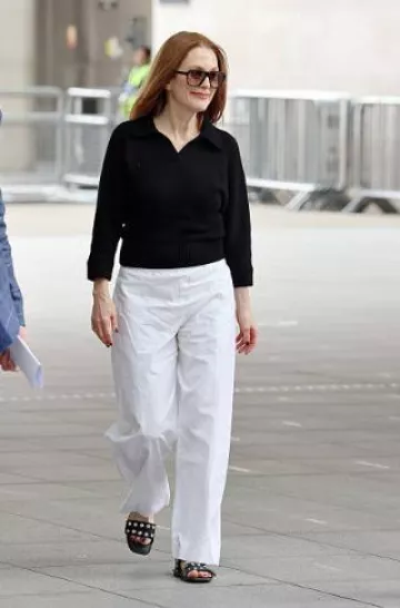 Sandales plates Khaite Boden portées par Julianne Moore à Londres le 9 juin 2025