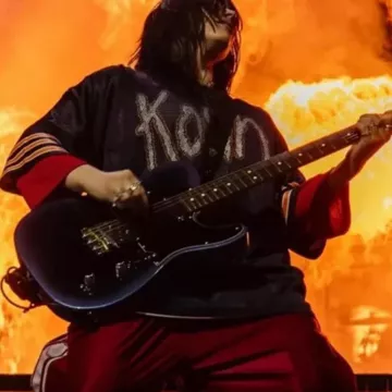 Cologne 1 & 2 / Prague Jersey worn by Billie Eilish on the Instagram account @billieeilishnewssbr